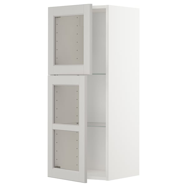 Ein weißer METOD-Küchenschrank mit Glasböden und drei leeren Fächern.