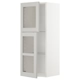 Ein weißer METOD-Küchenschrank mit Glasböden und drei leeren Fächern.