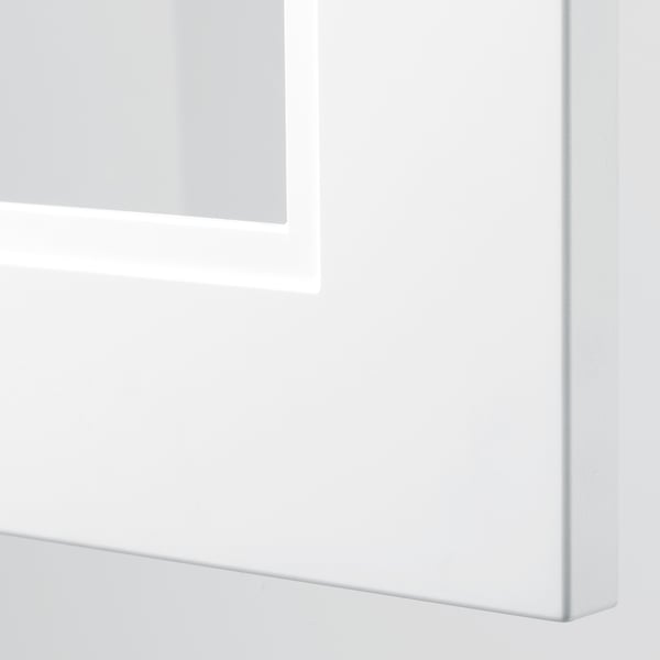 Detail des modernen Küchenschranks; Weißes Finish, schlanke Kanten und Einsatz von Glastüren.