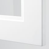 Detail des modernen Küchenschranks; Weißes Finish, schlanke Kanten und Einsatz von Glastüren.