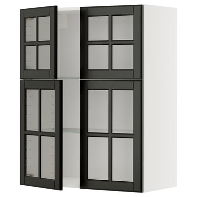 Moderne Küchenzeile mit schwarzen Glastüren und weißen Regalen.