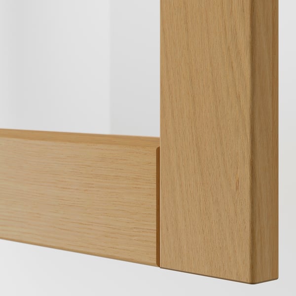 Nahaufnahme einer Tür aus Eichenfurnier mit abgeschrägter Kante, die Handwerkskunst und Holzmaserung zeigt.