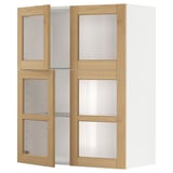 Ein IKEA METOD Wandschrank mit Türen aus hellem Eichenfurnier und Milchglasscheiben. Der Schrank hat zwei offene Sektionen und ist weiß.