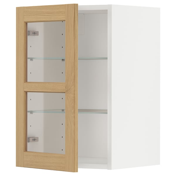 Offener Schrank mit Holzrahmen und Glasböden auf weißem Hintergrund.