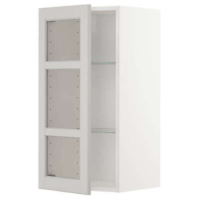 Weißer Wandschrank mit Glasböden. Modernes Design, verstellbare Regale, robuster Rahmen.