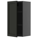 Moderner schwarzer Küchenschrank mit einem verstellbaren Regal, an der Wand montierbar, quadratische Form, minimalistisches Design.