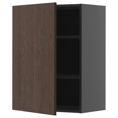 Ein dunkelbrauner Holzschrank mit einem einzigen verstellbaren Regal mit einem schlanken, modernen Design.