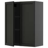 Schwarzer Küchenschrank mit zwei dunklen Holztüren, von denen eine offen ist und ein verstellbares Regal im Inneren freigibt.