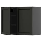 Ein offener schwarzer Holzschrank mit einem Regal im Inneren. Teil des METOD-Küchensystems.