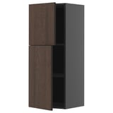 Moderner grauer Wandschrank mit dunklen Holztüren, rechteckiges, zweitüriges Design.