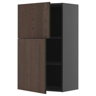 Dunkelbrauner Holzschrank mit einer offenen Tür, montiert auf grauem Rahmen, mit verstellbaren Regalen. Schlankes und modernes Design.