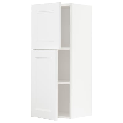 Ein weißer METOD-Küchenschrank mit verstellbaren Regalen und Flügeltüren in modernem Design.