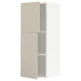 Ein beigefarbener METOD-Küchenschrank mit zwei offenen Abschnitten. Es ist hoch, rechteckig und modern im Design und verfügt über eine glatte Oberfläche.