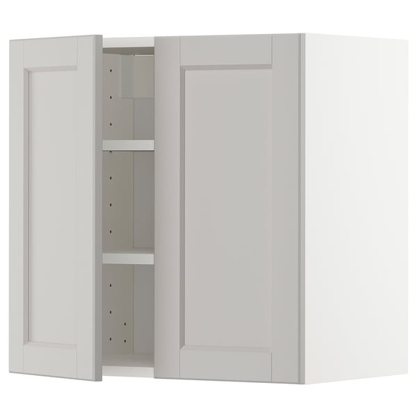 Weißer METOD Küchenschrank mit hellgrauen Lerhyttan-Türen, klassisches Design.