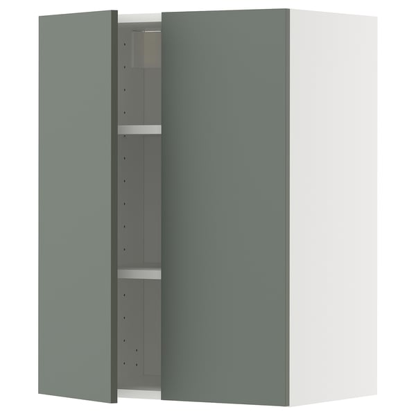 Ein grüner IKEA METOD Wandschrank mit grauem Interieur und verstellbaren Regalen. Es hat ein modernes Design mit einer glatten Oberfläche.