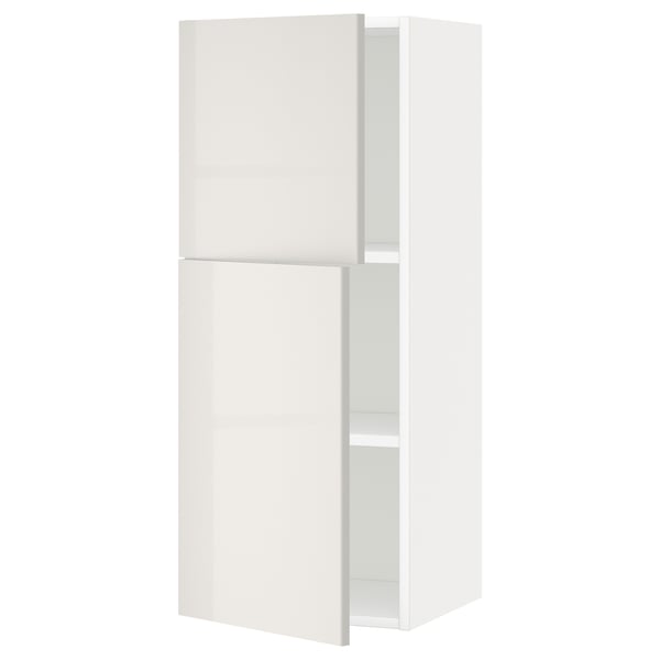 Weißer hochglänzender ikea METOD Küchenschrank mit verstellbarem Regal und umkehrbarer Tür.