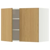 Ein Küchenschrank aus Holz mit Türen aus heller Eiche und mehreren Regalen.