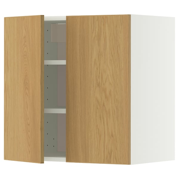 Holzschrank mit offenen Türen und verstellbaren Regalen in minimalistischem Design.