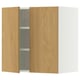 Holzschrank mit offenen Türen und verstellbaren Regalen in minimalistischem Design.