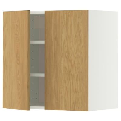 Holzschrank mit offenen Türen und verstellbaren Regalen in minimalistischem Design.