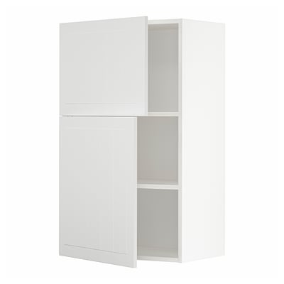 Weißer, zweitüriger Schrank mit verstellbarem Regal. Modernes, quadratisches Design. Eine Tür öffnete sich und gab den Blick auf das Regal frei.