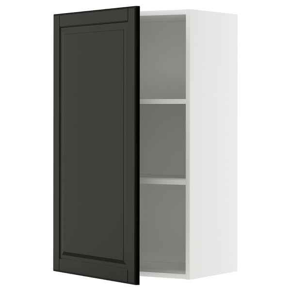 Ein moderner METOD-Küchenschrank in Weiß mit schwarzer Tür, der sich durch ein schlankes und minimalistisches Design auszeichnet.