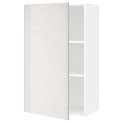 Ein weißer Wandschrank aus dem IKEA METOD Küchensystem, der ein modernes Design mit hochglänzenden Türen und verstellbaren Einlegeböden präsentiert.