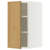 Ein METOD-Wandschrank mit einer hellen Eichentür und einem weißen Rahmen. Er verfügt über drei verstellbare Regale und wird an der Wand montiert.