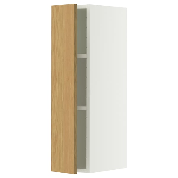 Ein weißer METOD-Wandschrank mit einer hellen Eichentür und einem einzigen Regal im Inneren. Der Schrank ist rechteckig und modern im Design.