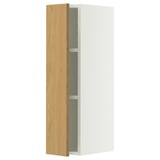 Ein weißer METOD-Wandschrank mit einer hellen Eichentür und einem einzigen Regal im Inneren. Der Schrank ist rechteckig und modern im Design.