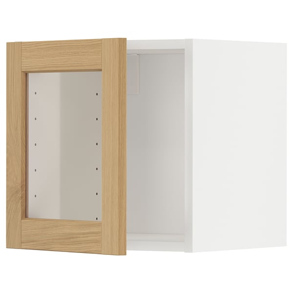 Ein Küchenschrank aus weißem und Eichenholz mit einer transparenten Glastür. Der Schrank ist rechteckig und die Tür hat abgeschrägte Kanten.
