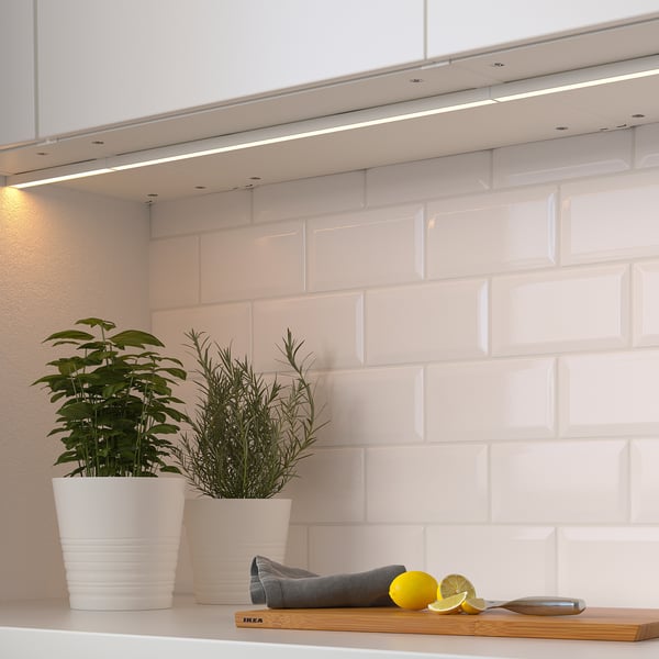 Küche mit LED-Unterschrankleuchten, Pflanzen, Zitronen.
