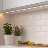Küche mit LED-Unterschrankleuchten, Pflanzen, Zitronen.