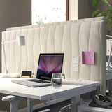 MITTZON Bildschirm, Laptop, Lampe auf dem Schreibtisch. Cremig, strukturiert, mit Noten. Modern.