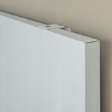 Nahaufnahme einer Whiteboard-Rahmenplatte, die eine robuste Metallkonstruktion und eine glatt lackierte Oberfläche zeigt, die Qualität und Haltbarkeit hervorhebt.