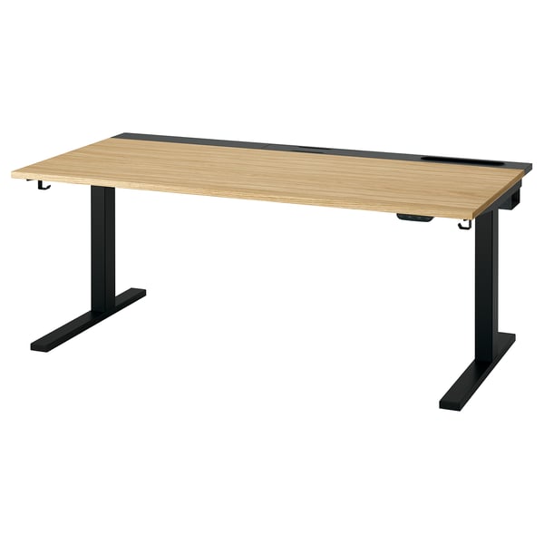 Ein Sitz-Steh-Schreibtisch von MITTZON mit heller Holzplatte und schwarzen Metallbeinen. Verstellbares, schlankes und modernes Design.
