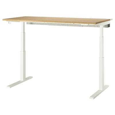 MITTZON Sitz-Steh-Schreibtisch. Platte aus hellem Holz, weiße Beine. Elektrische Höhenverstellung. Modernes, minimalistisches Design.