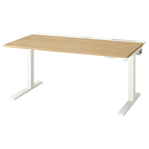Verstellbarer MITTZON Schreibtisch mit ergonomischer, höhenverstellbarer brauner Platte auf weißen Beinen.