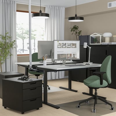 Moderner schwarzer verstellbarer Schreibtisch mit Computer, Aktenschrank und grünem Stuhl.