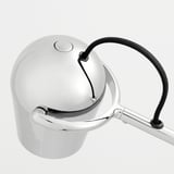 Moderne Arbeitsleuchte, verchromt, weiß, mit flexiblem Arm und USB-C-Aufladung.