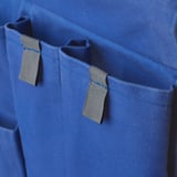 Blaue Aufbewahrungstaschen aus Stoff mit grauen Riemen, die ordentlich hängen.