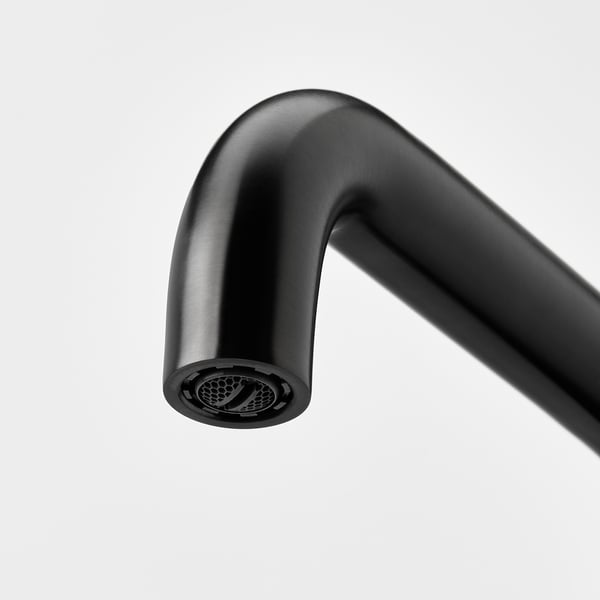 Schwarzer Küchen-Tap-Nahaufnahme, der ein elegantes Design und einen strukturierten Belüfter zeigt.