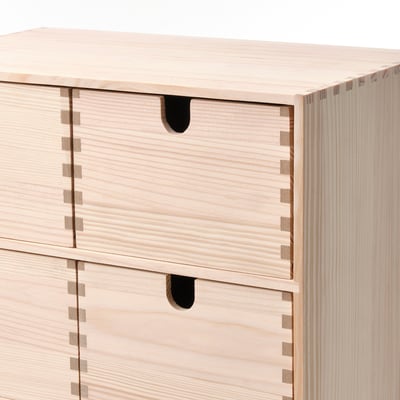 Eine IKEA MOPPE Mini-Kommode mit mehreren Schubladen. Es ist hell, aus Kiefer gefertigt und hat ein klassisches, schlichtes Design.