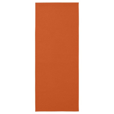 Ein orangefarbener rechteckiger Teppich namens MORUM. Hergestellt aus Polypropylen, ist es sowohl für den Innen- als auch für den Außenbereich konzipiert und eignet sich für Flure und Balkone.