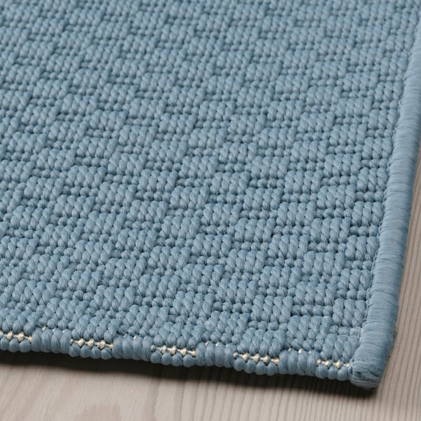 Hellblauer strukturierter Teppich, schön gewebt, flache Oberfläche. Geeignet für den Innen- und Außenbereich.