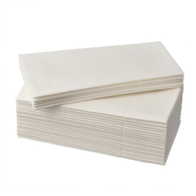 Stapel weißer Papierservietten, ordentlich gefaltet, mit einer Tasche für Besteck.