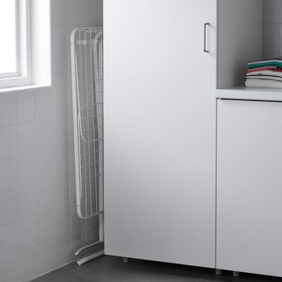 Weißer MULIG faltbarer Wäscheständer, hoch und schmal, passt zwischen Schrank und Wand, mit zwei Flügeln und vier Haken, innen/außen.