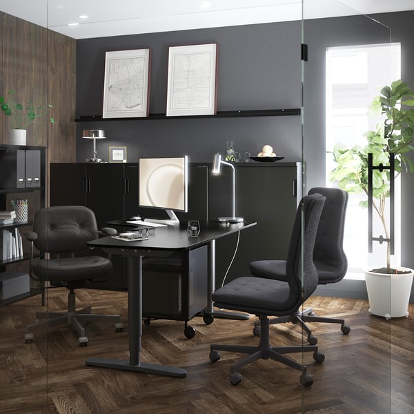 Modernes Homeoffice mit grauem MULLFJÄLLET-Drehstuhl, Schreibtisch und Pflanzen.
