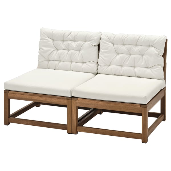 Das Outdoor-Sofa NÄMMARÖ mit einer hellbeigen Sitz- und Rückenkissen auf einem Gestell aus braunem Akazienholz. Modernes Design mit klaren Linien.