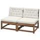 Das Outdoor-Sofa NÄMMARÖ mit einer hellbeigen Sitz- und Rückenkissen auf einem Gestell aus braunem Akazienholz. Modernes Design mit klaren Linien.